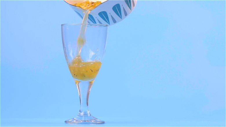 自制清凉果冻冰沙杯, 将混合液倒入高脚杯1/3满,放入冰箱冷藏至凝固