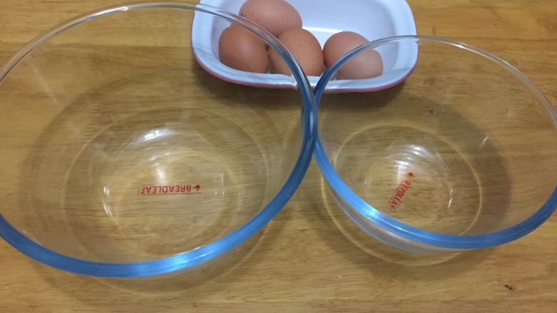 原味戚风蛋糕,首先需要做一些准备工作:
鸡蛋的蛋黄和蛋白分开后,蛋白冷冻大约15分钟至边缘有冰渣