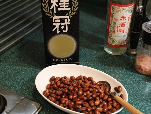 老醋花生,起锅后再淋上一些白酒或米酒拌一下,冷却后会更香脆可口,而且可以维持多天香酥,不会变软。