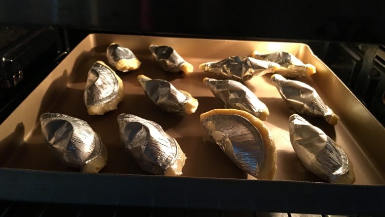 简易版菠萝派,送入事先预热好的烤箱中层,上下火200度,20-25分钟。
