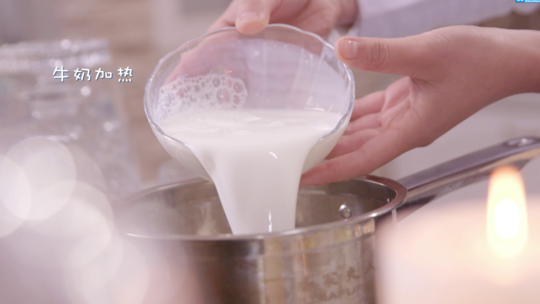 法式千层饼,将<a style='color:red;display:inline-block;' href='/shicai/ 219'>牛奶</a>加热