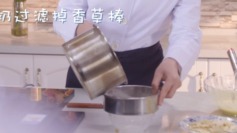 法式千层饼,加热后的牛奶过滤掉香草棒