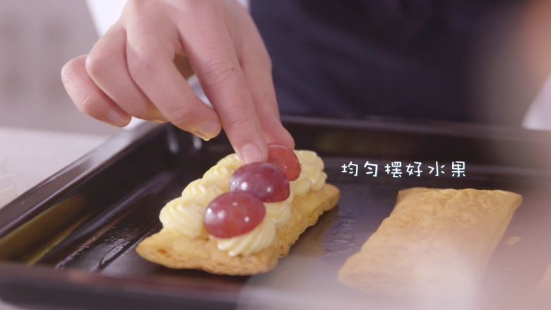 法式千层饼,均匀摆好水果