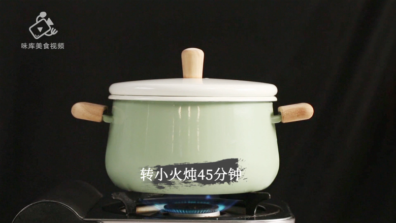 美容养颜气色好,桂花红枣银耳雪梨汤,转小火炖45分钟