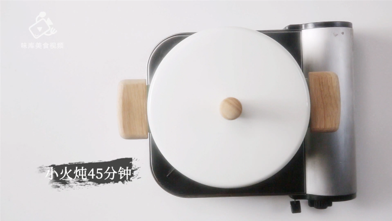 美容养颜气色好,桂花红枣银耳雪梨汤,小火炖45分钟