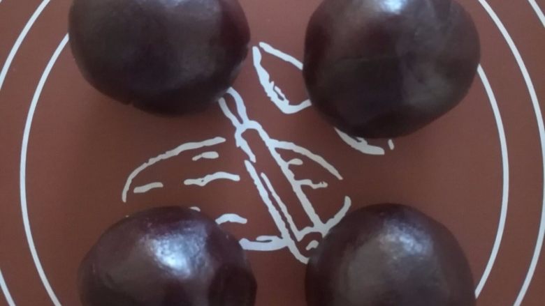 红豆沙辫子面包(一次发酵),将红豆沙平均分成4份。