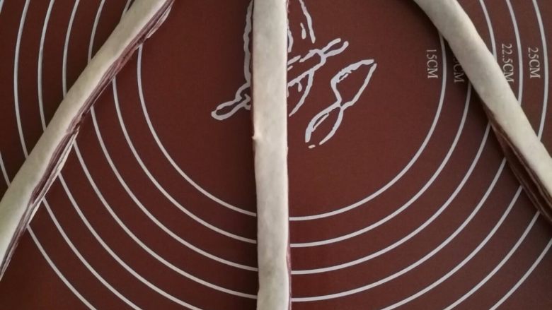 红豆沙辫子面包(一次发酵),用面包板把面片切成三股,头上不要切断了