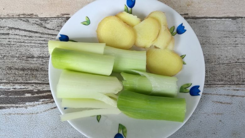 这样做鱼好吃入味不腥气~,葱切小段,姜切片。