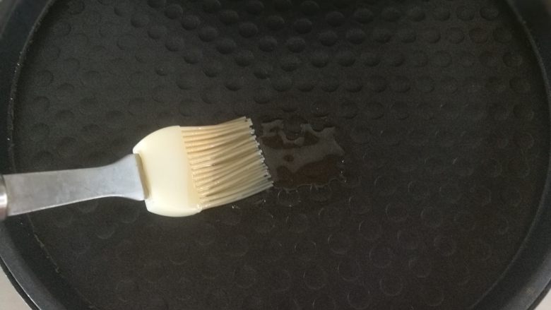 简单快手煎烤香肠粒,5.电饼铛预热,刷上油