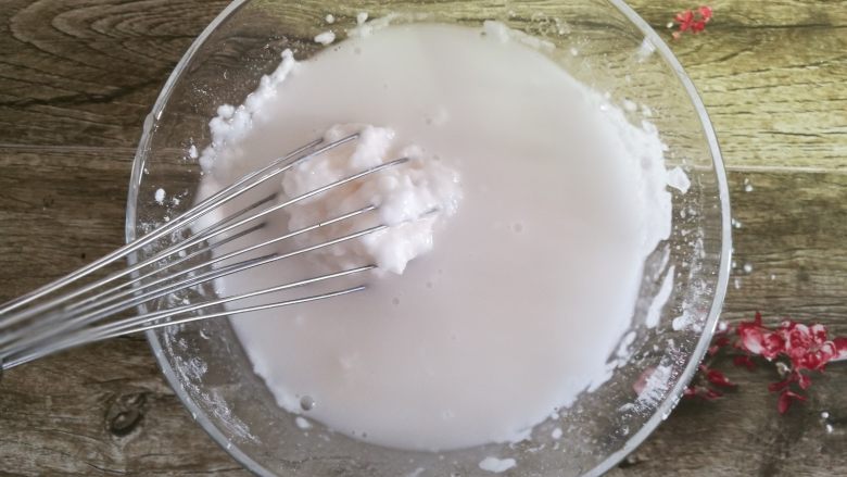香肠水晶糕,2.慢慢的加入水混合,分三次加入最好