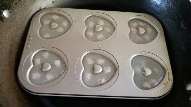 香肠水晶糕,13.蒸熟的水晶糕拿出来,放凉后,放入冰箱冷藏三小时以上