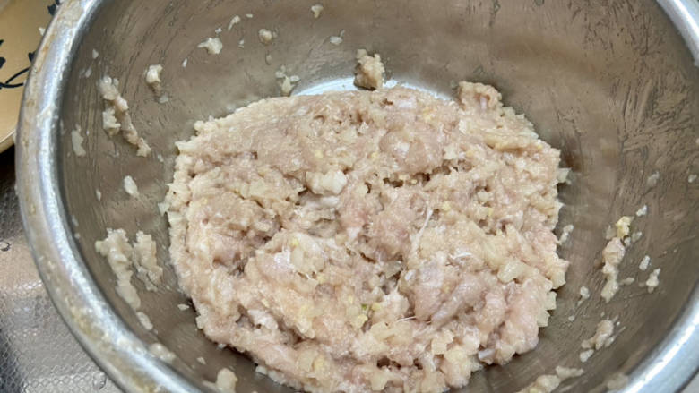 茄汁狮子头,加入姜丝、藕末,依旧一个方向抓拌均匀,多摔打几下