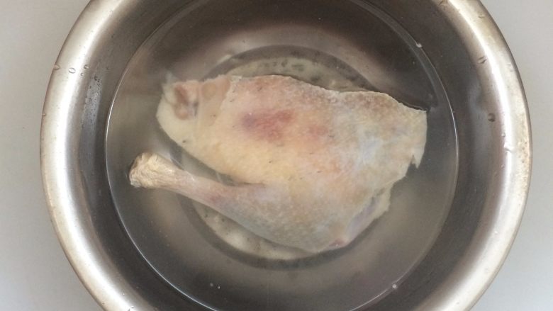 小油菜咸鸭煲,取咸鸭腿1只,放入清水中浸泡脱盐1小时左右