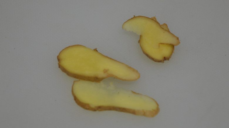 小油菜咸鸭煲,姜切片