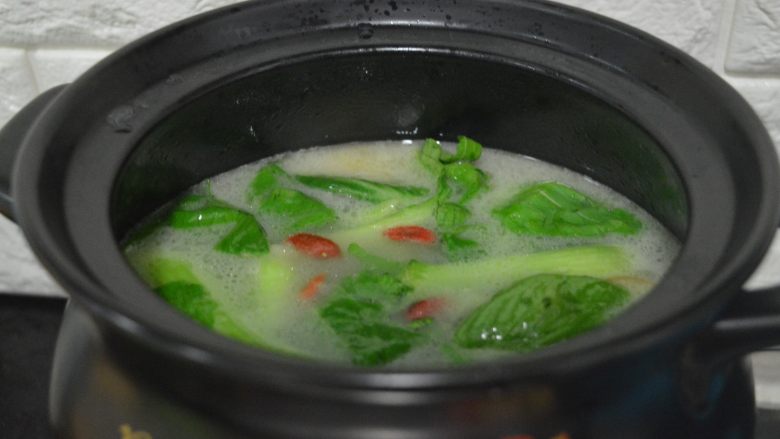 小油菜咸鸭煲,再烧煮片刻,即可关火
