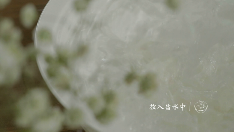 夏季养生菜——山药烩酥肉,将切好的山药,放入盐水中浸泡