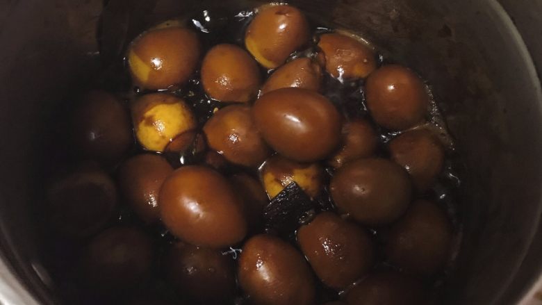 铁皮卤蛋--无法拒绝的小零食,继续放入锅中,煮15分钟左右。