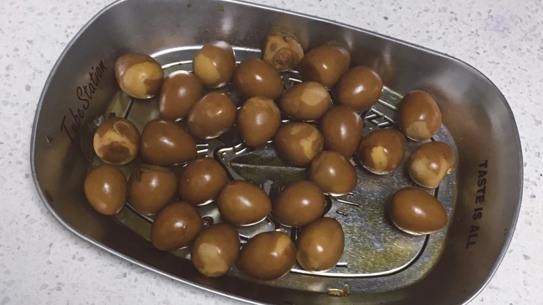 铁皮卤蛋--无法拒绝的小零食,捞出晾干,重复上一步骤。
第二次煮后明显比第一次上色很多。