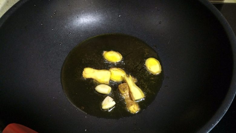麻辣片片鱼,下入调味料,把姜蒜的香味炒出来。