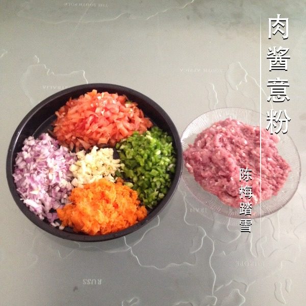 肉酱意粉,把<a style='color:red;display:inline-block;' href='/shicai/ 59'>番茄</a>、<a style='color:red;display:inline-block;' href='/shicai/ 61'>青椒</a>、<a style='color:red;display:inline-block;' href='/shicai/ 29'>洋葱</a>切粒，<a style='color:red;display:inline-block;' href='/shicai/ 2559'>红萝卜</a>刨丝，<a style='color:red;display:inline-block;' href='/shicai/ 6081'>肉</a>剁碎备用。