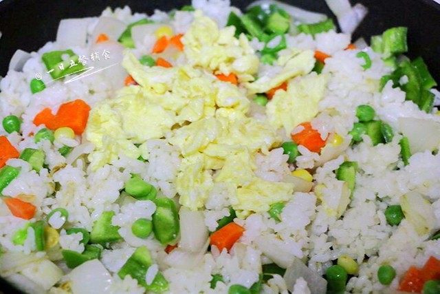 酸甜田园菠萝炒饭,基本熟了加鸡蛋,稍拌匀。