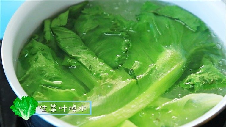 夏天宝宝的开胃面条,做法非常简单哦,将生菜热水下锅,焯水一分钟。