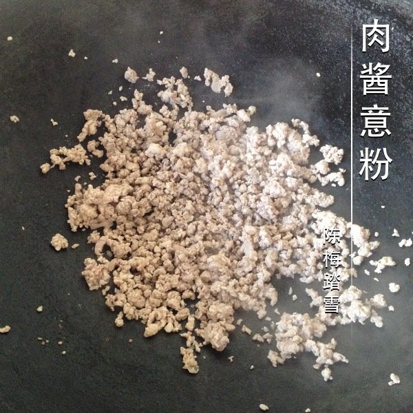 肉酱意粉,烧锅不用放油,把肉碎放进锅里略炒片刻,煎干水份后盛起备用。
