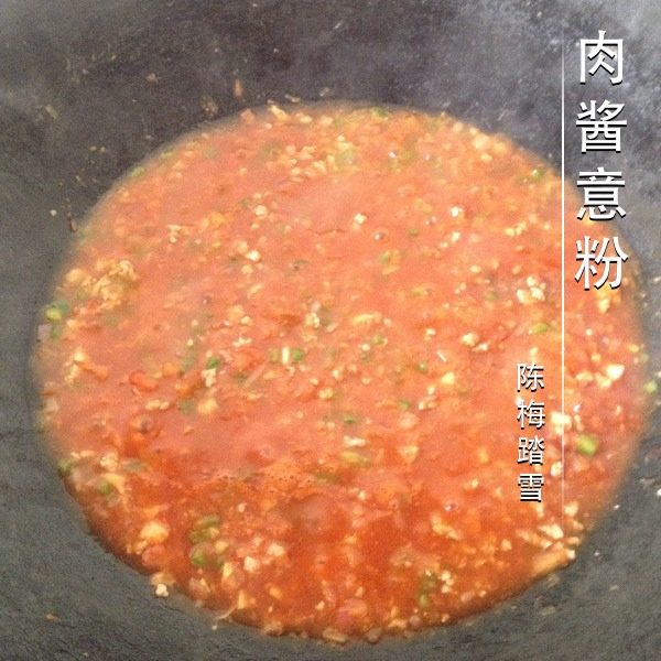 肉酱意粉,烧锅放油，先放<a style='color:red;display:inline-block;' href='/shicai/ 6559'>蒜蓉</a>及洋葱炒香，再把其它材料及肉碎放进入锅里同炒，加入适量茄酱和水煮开后加盐和<a style='color:red;display:inline-block;' href='/shicai/ 10588'>糖</a>调味即可。