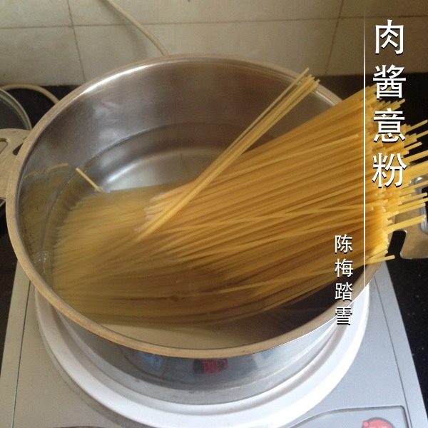 肉酱意粉,在煮酱汁同时,用煲烧开水放盐油适量,放入意粉煮10分钟左右,待意粉软透后捞起用冻开水过冷即可。