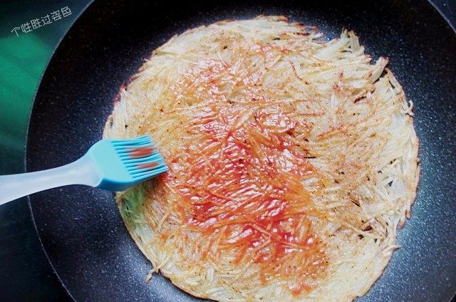 焦脆土豆丝煎饼,煎好的土豆丝饼,抹上甜辣酱或者番茄酱