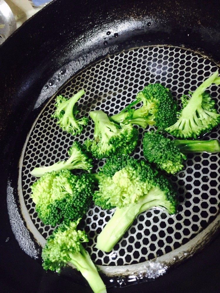 #食二星座#肥牛盖浇饭,西蓝花吊水,少许盐,捞出备用
