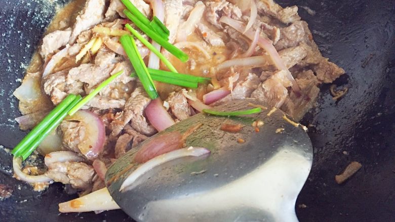 #食二星座#酱洋葱炒牛肉,煮至洋葱变软,加入牛肉快炒,洒上葱段,拌匀即成