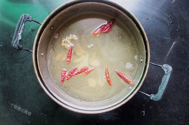 五香花生煮毛豆,锅内放入大半锅水,加入步骤5的调味料和干辣椒姜片,大火煮开