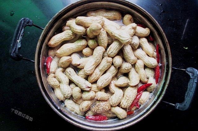 五香花生煮毛豆,放入花生,煮15分钟