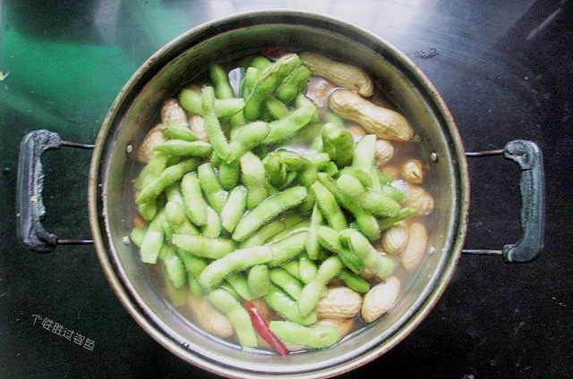 五香花生煮毛豆,再倒入毛豆,因为毛豆比花生熟的快