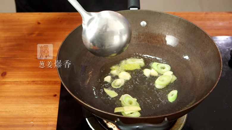 夏日养生菜——珍菌老鸭煲,加入<a style='color:red;display:inline-block;' href='/shicai/ 851'>橄榄油</a>或者色拉油,将葱姜爆香