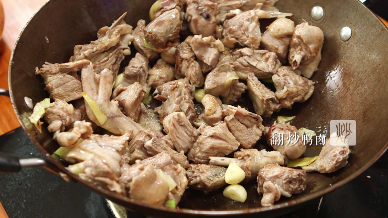 夏日养生菜——珍菌老鸭煲,加入鸭肉,翻炒