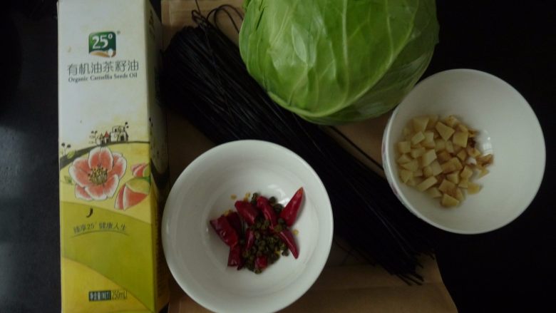 酸辣包菜炒粉丝,各材料