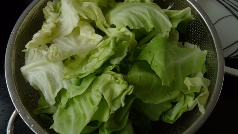 酸辣包菜炒粉丝,<a style='color:red;display:inline-block;' href='/shicai/ 3511'>包菜</a>洗净手撕成块