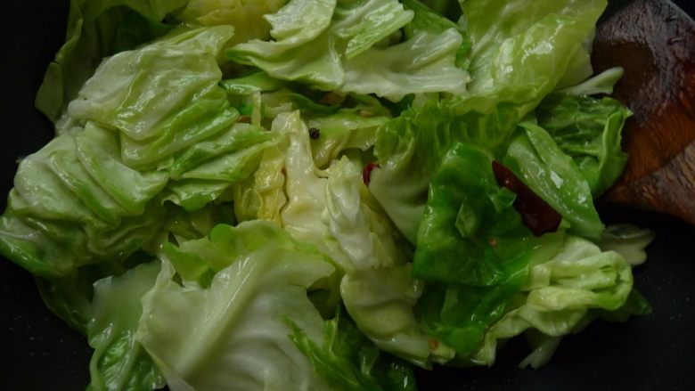 酸辣包菜炒粉丝,大火炒至有点软