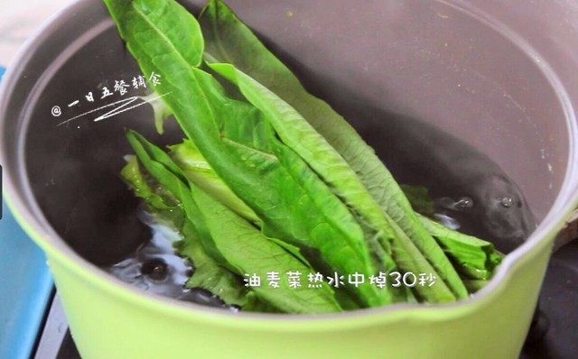 鲜虾油麦菜丸子,油麦菜热水中焯30秒,捞出剁碎。
