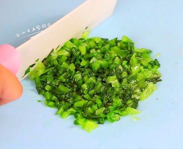 鲜虾油麦菜丸子,这里的绿叶菜是切大粒还是小粒都可以。