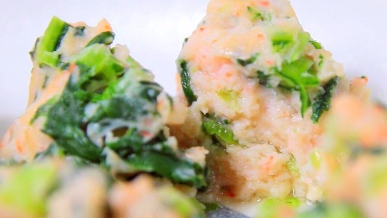 鲜虾油麦菜丸子,切开来看看,好嫩好多汁~ 好想咬一口!!
