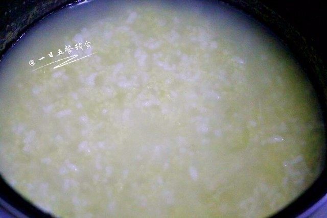 菠萝双米粥,电饭锅煮好后,粥就变得很浓稠了,这时下入菠萝丁,焖几分钟就可以了。