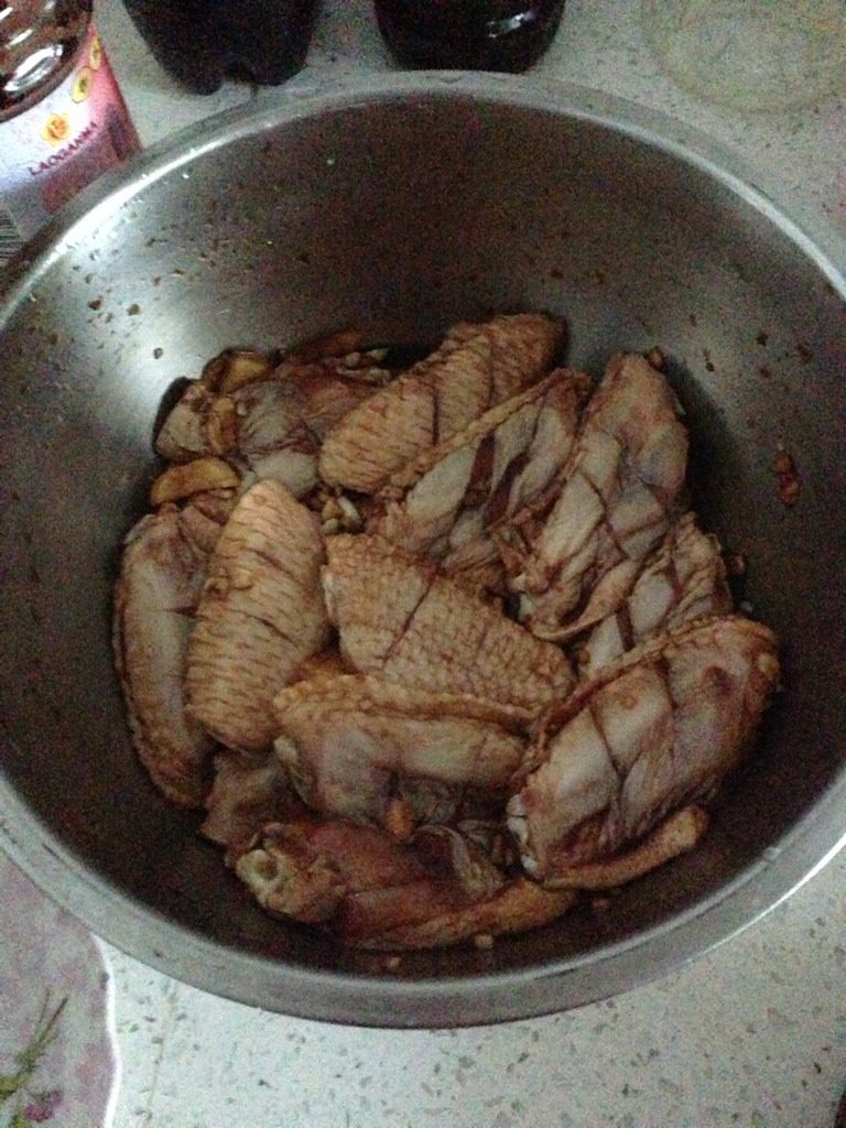 可乐鸡翅,如图：<a style='color:red;display:inline-block;' href='/shicai/ 96'>鸡翅</a>洗干净划刀然后放<a style='color:red;display:inline-block;' href='/shicai/ 692'>酱油</a>，<a style='color:red;display:inline-block;' href='/shicai/ 2800'>生姜</a>，蒜瓣，盐腌制。