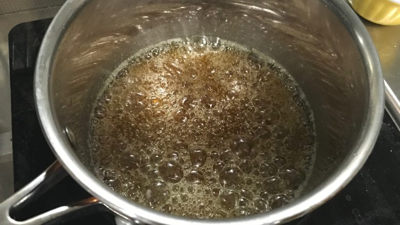 海盐焦糖酱,糖水呈现琥珀色时,转到最小的火