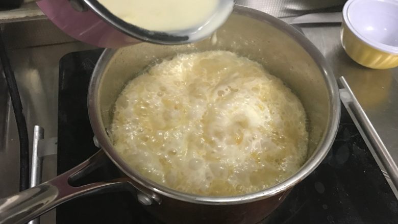 海盐焦糖酱,慢慢倒入煮开的鲜奶油
一定要慢慢的倒,奶油很容易扑出来