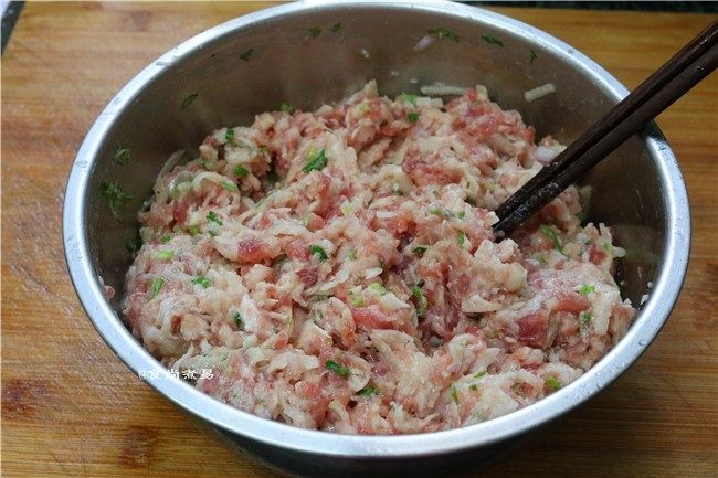 鲜嫩多汁的凉薯鲜肉煎饺,将馅料充分搅拌均匀,隔一段时间,拌一拌馅料,防止馅料渗出水分