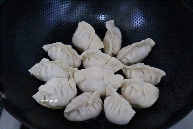 鲜嫩多汁的凉薯鲜肉煎饺,热锅倒油,将包好的饺子整齐码在锅中,中小火煎至底部焦黄色