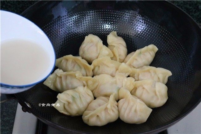 鲜嫩多汁的凉薯鲜肉煎饺,淀粉加入清水,兑成水淀粉,拌匀后从锅边淋入